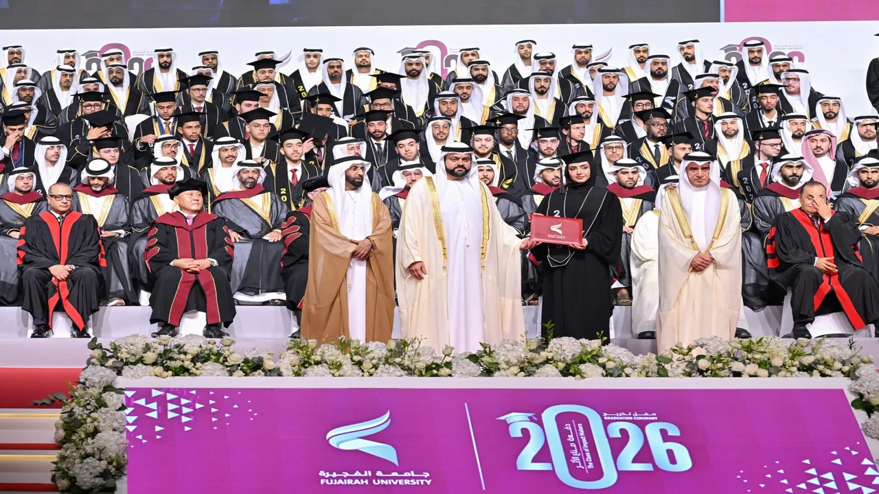 حمد الشرقي يحتفي بتخريج 302 طالب وطالبة من جامعة الفجيرة